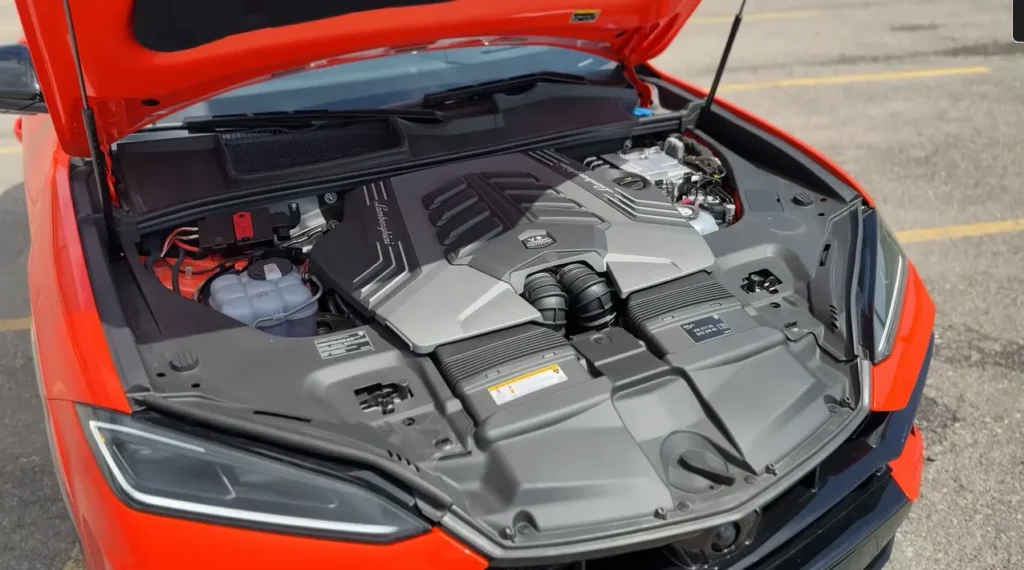 2025 Lamborghini Urus Engine