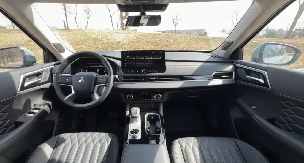 Mitsubishi 2025 Outlander Interior