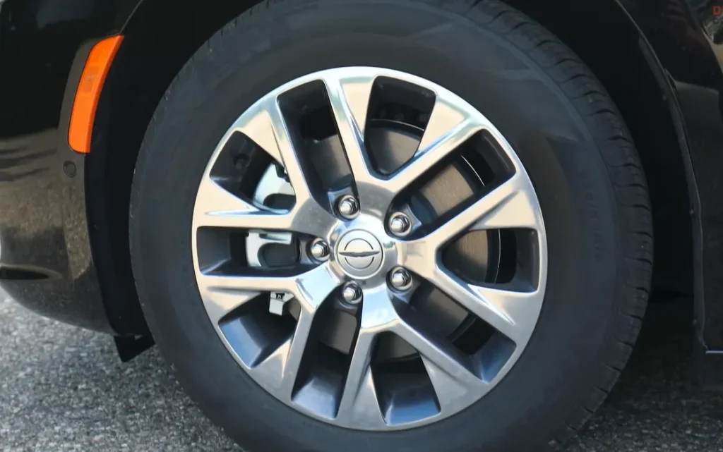 2025 Chrysler Pacifica Hybrid Wheel