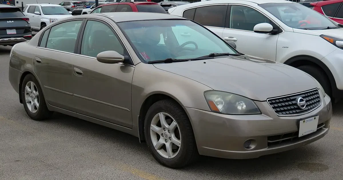 Front three-quarter view of a pewter 2005 Nissan Altima 2.5 S sedan parked in a lot