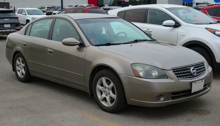 Front three-quarter view of a pewter 2005 Nissan Altima 2.5 S sedan parked in a lot