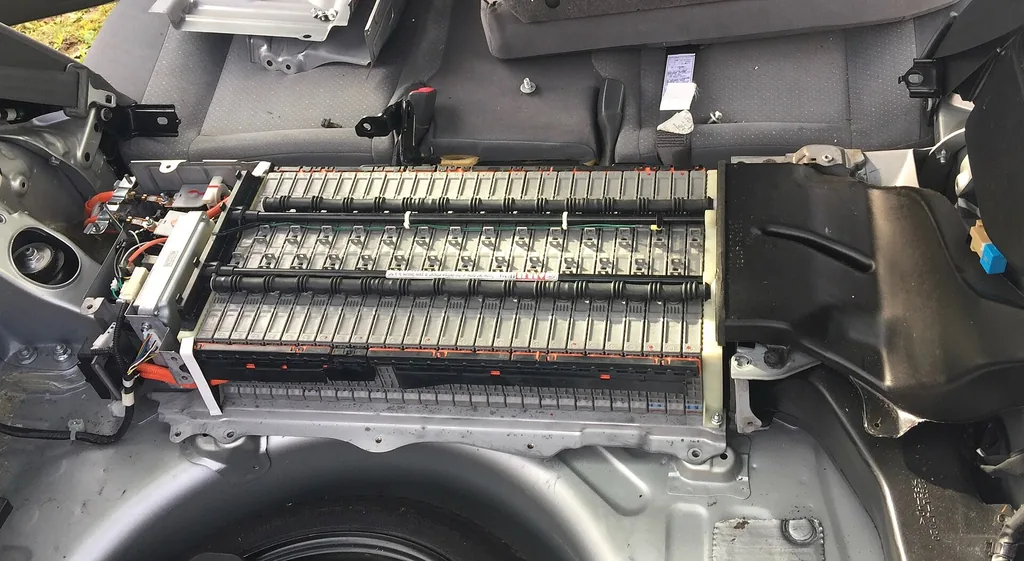 2005 Toyota Prius (XW20) - hybrid battery pack being reinstalled