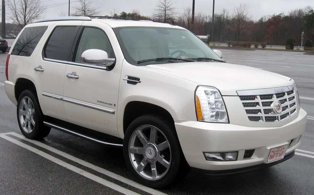 2007-2008 Cadillac Escalade (3rd gen GMT926) - front 3/4 exterior, white (second angle)