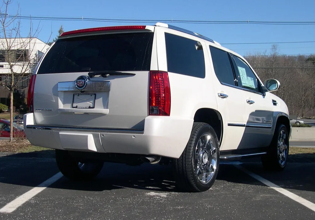 2007 Cadillac Escalade (3rd gen GMT926) - rear 3/4 exterior, white