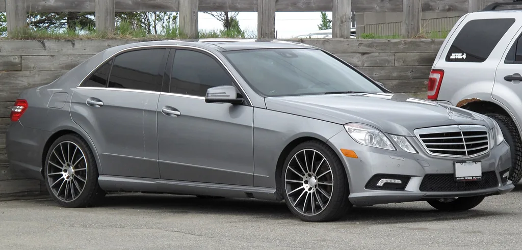 2010 Mercedes-Benz E350 4Matic (W212) - front 3/4 exterior