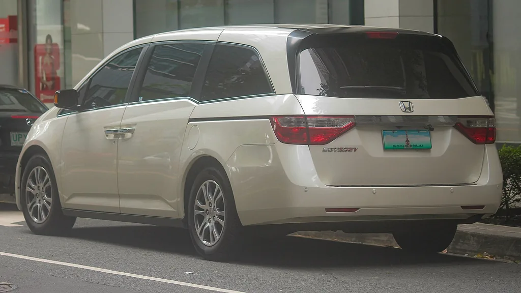 2013 Honda Odyssey EX-L (4th gen RL5 pre-facelift) - rear 3/4 exterior, white