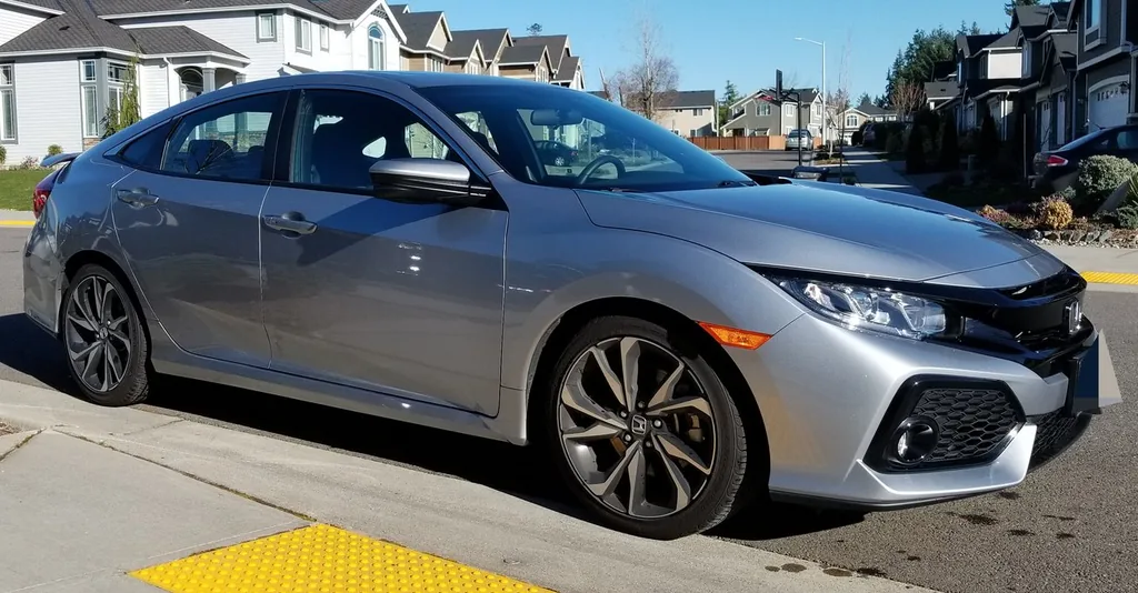 2017 Honda Civic Si sedan (10th gen FC) - front 3/4 / side exterior, US-market Si