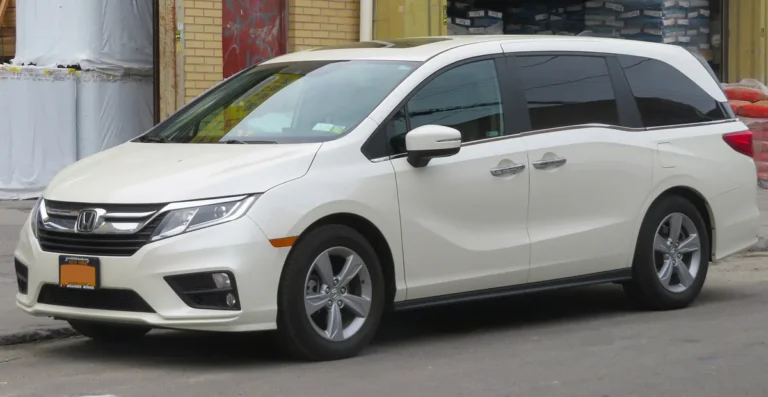 2020 Honda Odyssey (RL6, pre-facelift) - front 3/4, exterior (2019 EX-L, 5th gen 2018-2020 styling)