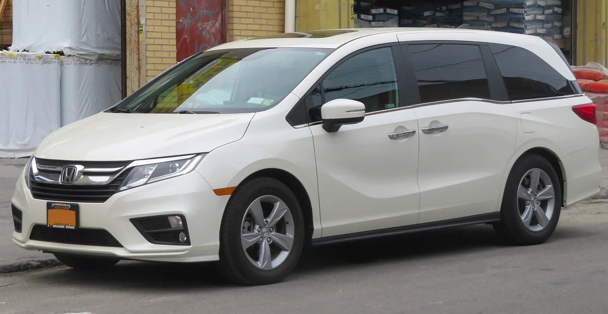 2020 Honda Odyssey (RL6, pre-facelift) - front 3/4, exterior (2019 EX-L, 5th gen 2018-2020 styling)