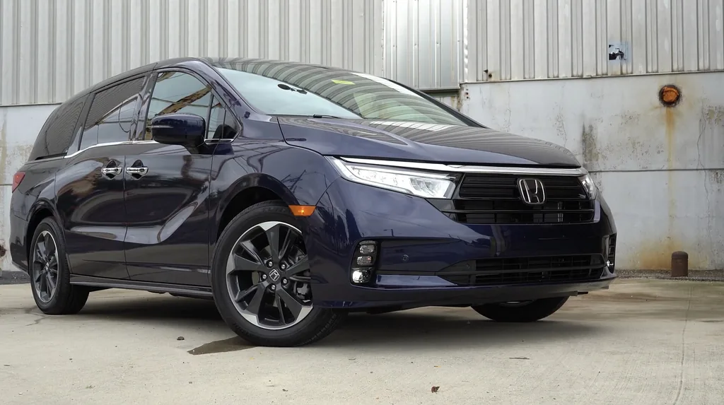 2021 Honda Odyssey (facelift) - front 3/4 exterior, Obsidian Blue