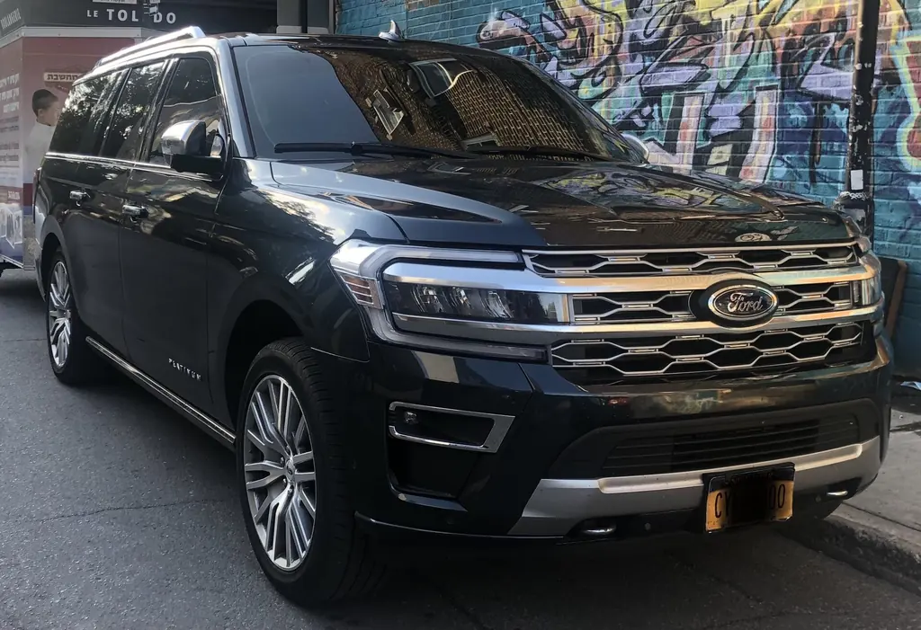 2022 Ford Expedition Max Platinum (U553 facelift) - front 3/4 exterior, black