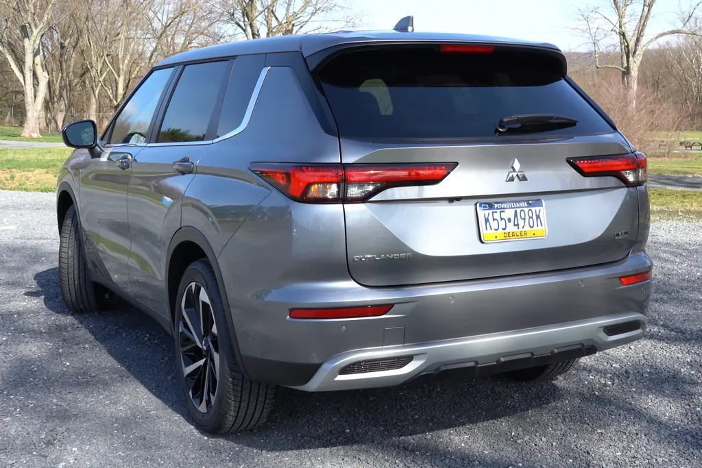 2022 Mitsubishi Outlander SE Launch Edition (4th gen) - rear 3/4 exterior