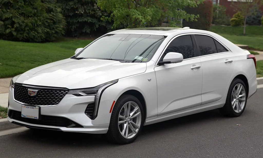 2023 Cadillac CT4 Luxury - front 3/4 / side exterior, Summit White