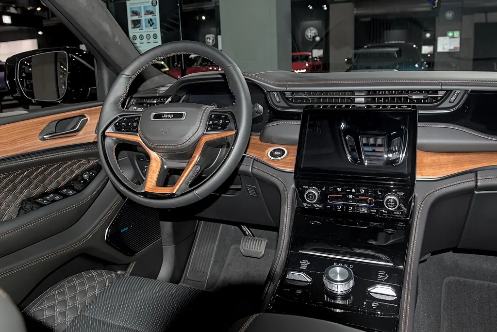 2023 Jeep Grand Cherokee - interior / front seats (WL 4xe Summit-style trim, auto show)