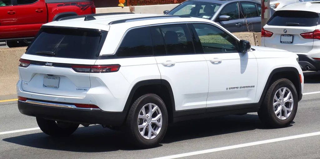 2023 Jeep Grand Cherokee - rear 3/4 exterior (5th gen WL 2022+, Limited)