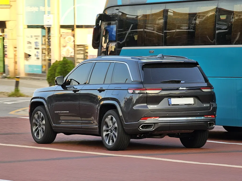 2023 Jeep Grand Cherokee - rear 3/4 exterior, second color (WL Overland)