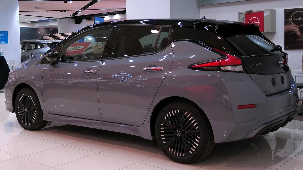 2023 Nissan Leaf Tekna (ZE1 facelift) - rear 3/4 / side, second colour