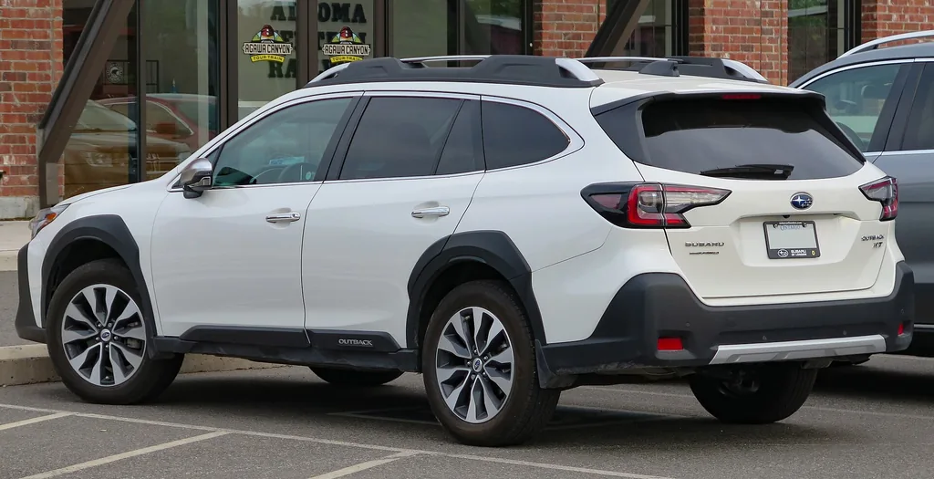 2023 Subaru Outback Limited XT (BT facelift) - rear 3/4 exterior, Crystal White Pearl