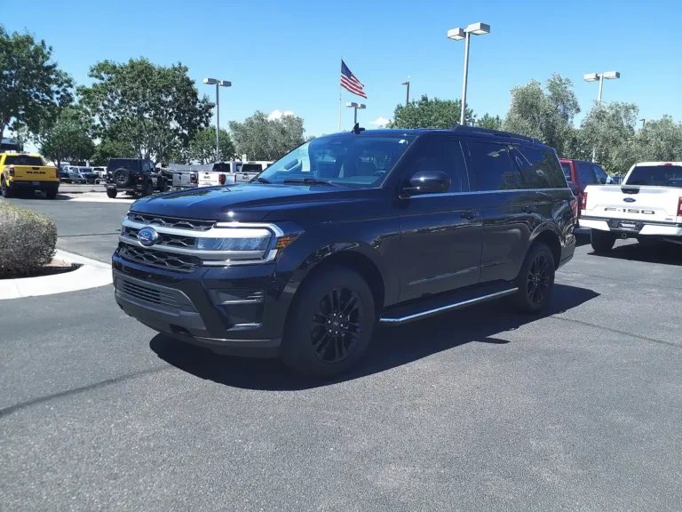 2023 Ford Expedition XLT (2022-2024 facelift; same as 2024) - front 3/4, exterior