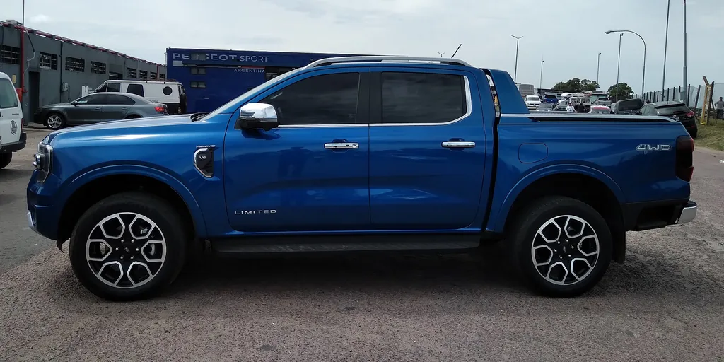 2024 Ford Ranger XLT - side profile exterior (P703 gen, Limited trim, Argentina)