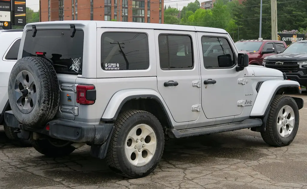 2024 Jeep Wrangler Unlimited (4-door) Sahara (JL facelift) - rear 3/4 exterior, Silver Zynith