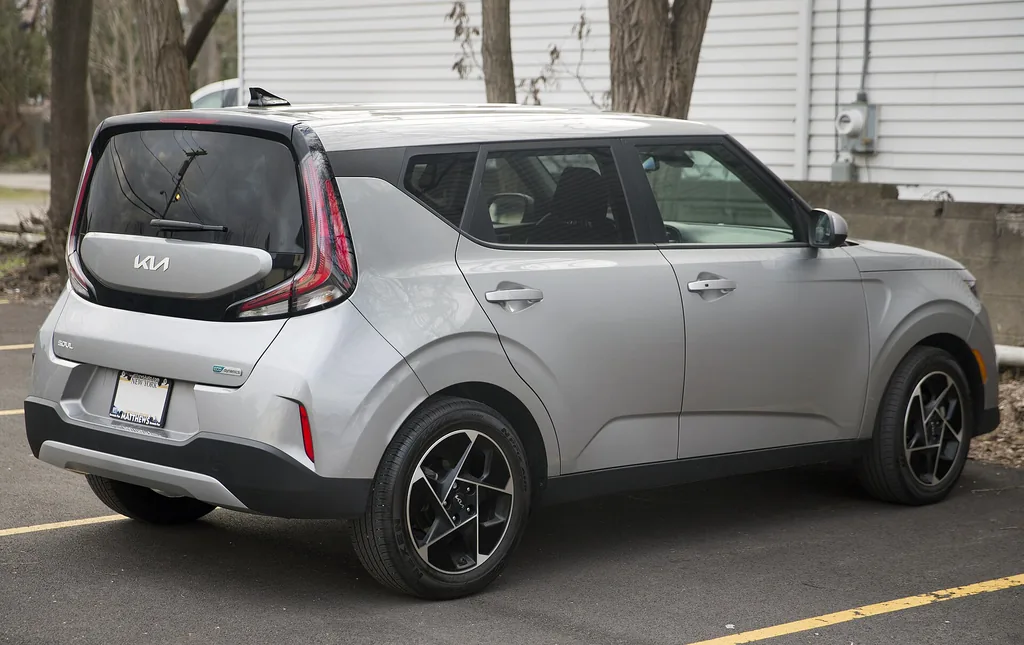 2024 Kia Soul EX (3rd gen SK3 facelift, 2023+ MY) - rear 3/4 exterior, Steel Gray