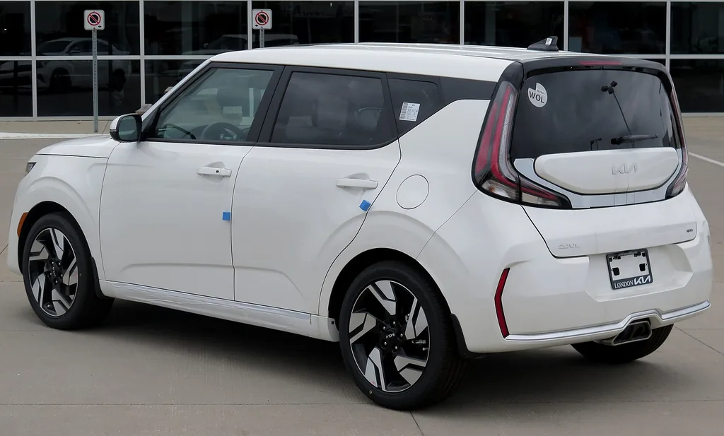 2024 Kia Soul GT-Line (SK3 facelift) - rear 3/4 exterior, Snow White Pearl