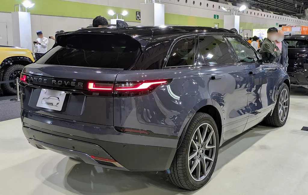 2024 Range Rover Velar P400e Dynamic HSE (L560 facelift) - rear 3/4 exterior (show stand)