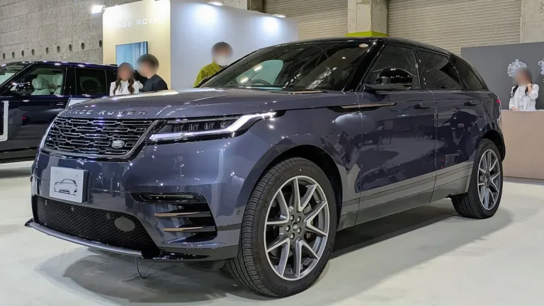 2024 Range Rover Velar (L560 facelift, 2024+ MY) - front 3/4, exterior (P400e Dynamic HSE, show stand)