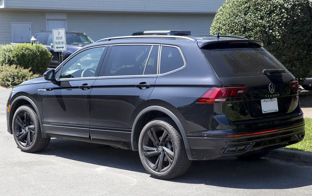 2024 Volkswagen Tiguan SE R-Line Black (US) - rear 3/4 exterior