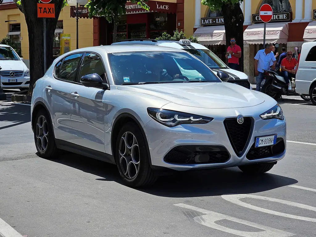 2025 Alfa Romeo Stelvio - front 3/4 exterior, second angle (949 facelift, 3+3 LED headlights)