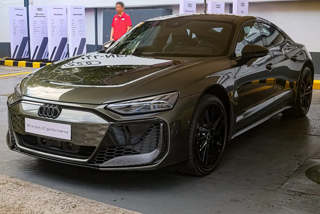 2025 Audi RS e-tron GT performance (facelift) - front 3/4 exterior, Bedford Green
