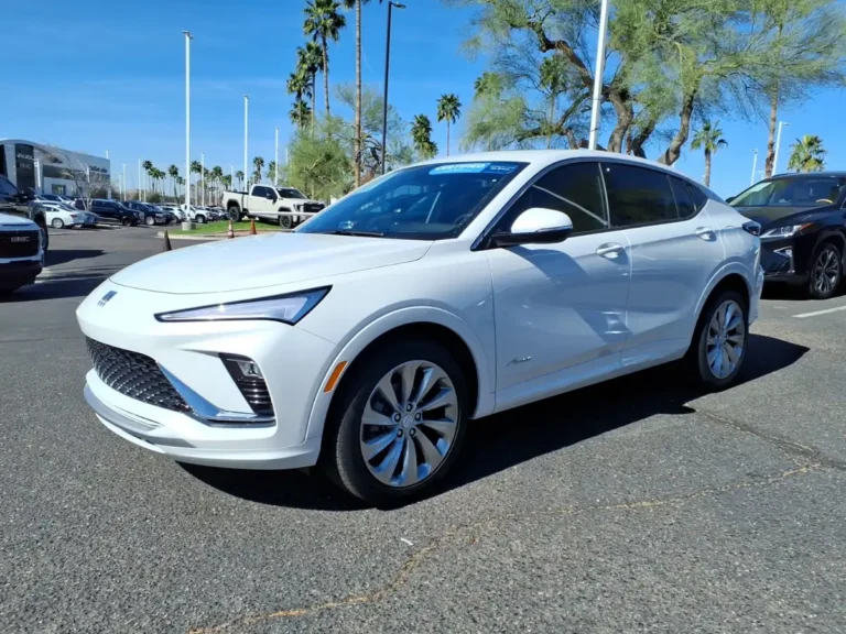 2025 Buick Envista Avenir Review - 2025 Envista Avenir at dealer, front 3/4 (1600px)