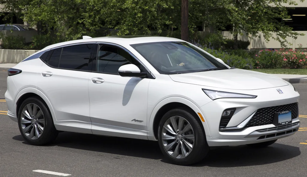 2025 Buick Envista Avenir Review - 2024 Envista Avenir Summit White, front 3/4