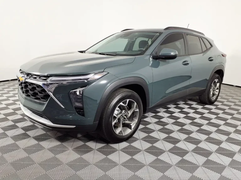 2025 Chevrolet Trax (2nd gen, 2024+ MY) - front 3/4, exterior (LT)