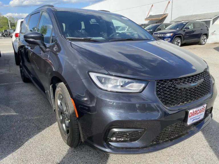 2025 Chrysler Pacifica Plug-in Hybrid Review - 2021 Pacifica S Hybrid (same generation/facelift as 2025), front 3/4