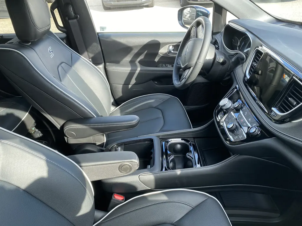 2025 Chrysler Pacifica Plug-in Hybrid Review - 2021 Pacifica S Hybrid front seats/interior