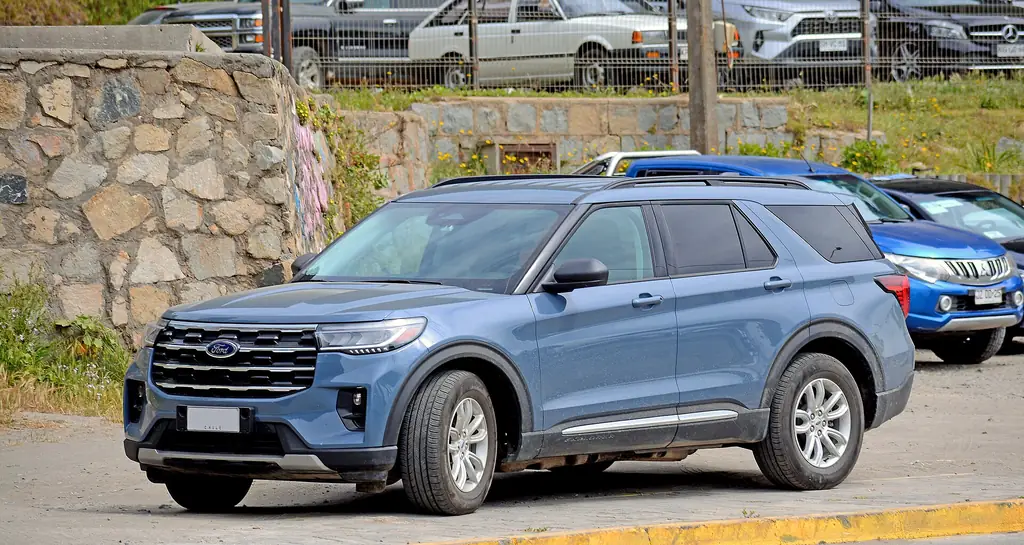 2025 Ford Explorer Active (U625 facelift) - front 3/4 exterior, blue