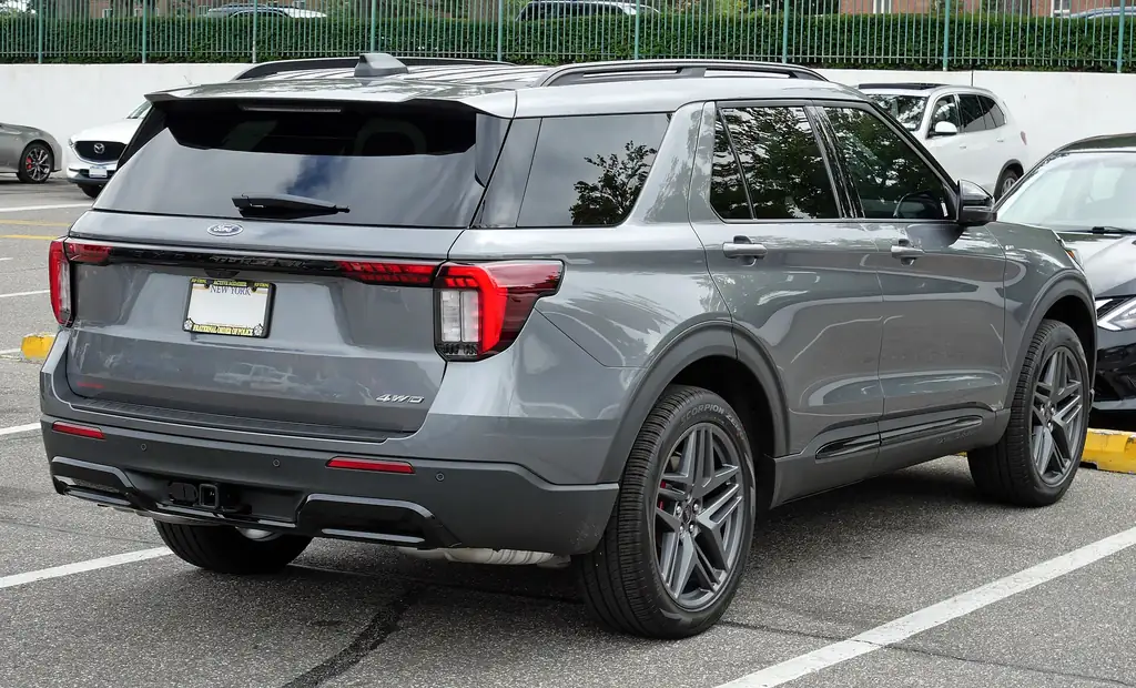 2025 Ford Explorer ST-Line (6th gen facelift) - rear 3/4 exterior