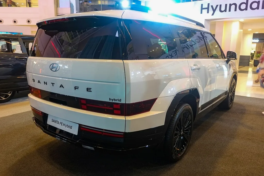 2025 Hyundai Santa Fe Hybrid Calligraphy (MX5) - rear 3/4 exterior (showroom)