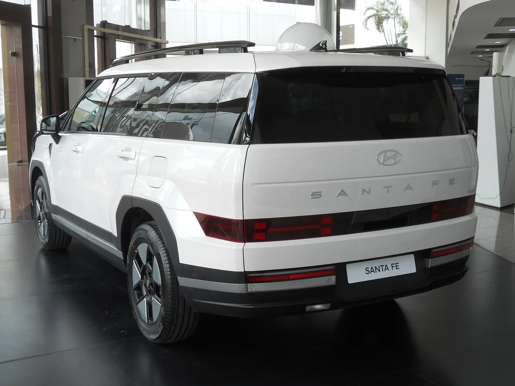 2025 Hyundai Santa Fe Hybrid (MX5) - rear 3/4 exterior, white (showroom)