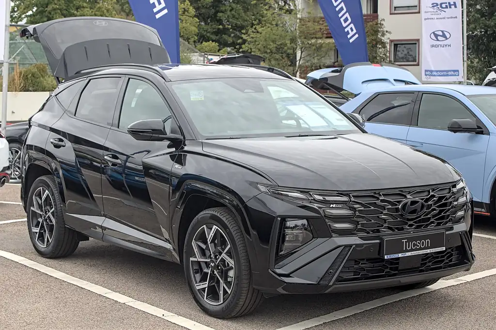 2025 Hyundai Tucson N Line (NX4 facelift) - front 3/4 exterior, black