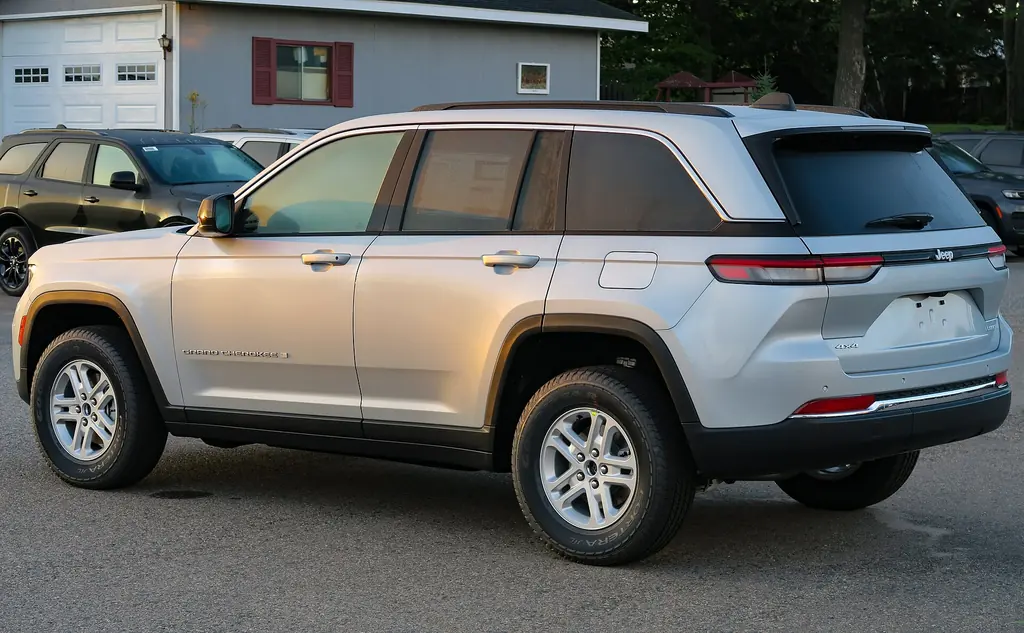 2025 Jeep Grand Cherokee Laredo (5th gen WL) - rear 3/4 exterior, Silver Zynith