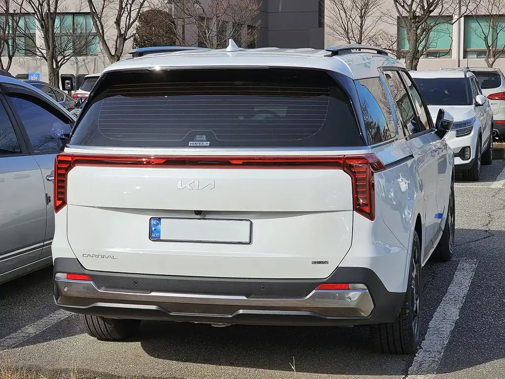 2025 Kia Carnival Hybrid (KA4 facelift) - rear exterior, Snow White Pearl