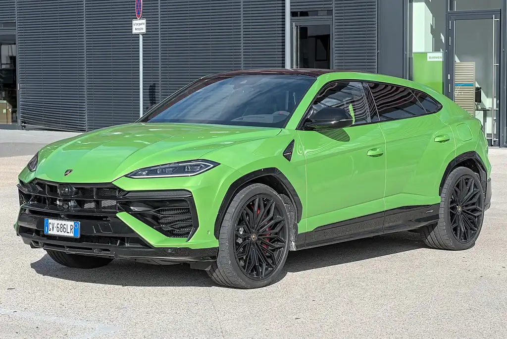 2025 Lamborghini Urus SE - front 3/4 exterior, another color (Urus SE)