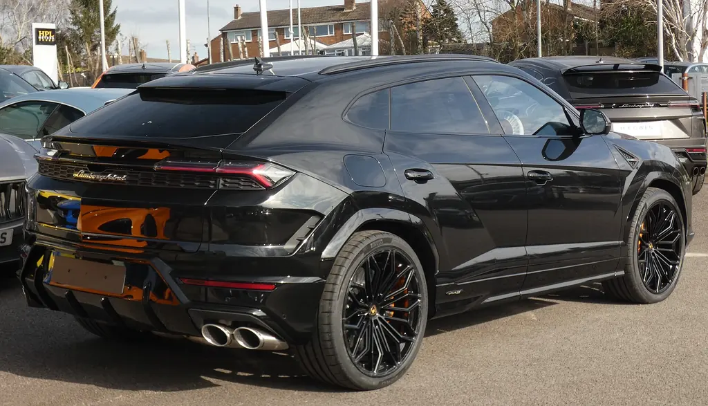 2025 Lamborghini Urus SE - rear 3/4 exterior (2025 Urus SE PHEV)