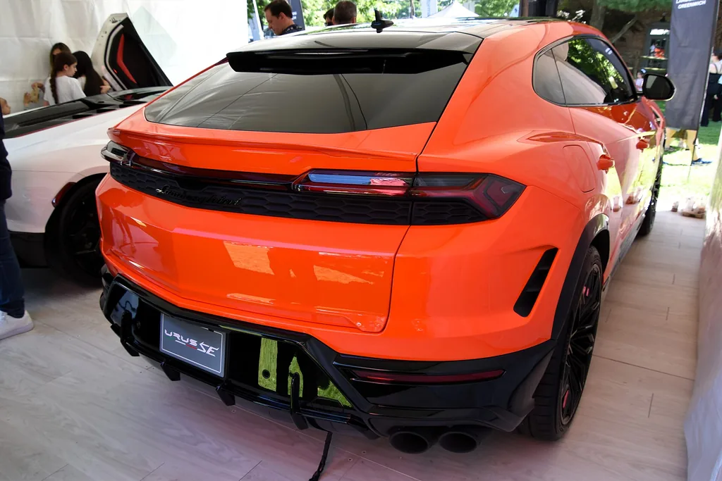 2025 Lamborghini Urus SE - rear exterior, second color (Urus SE, show)