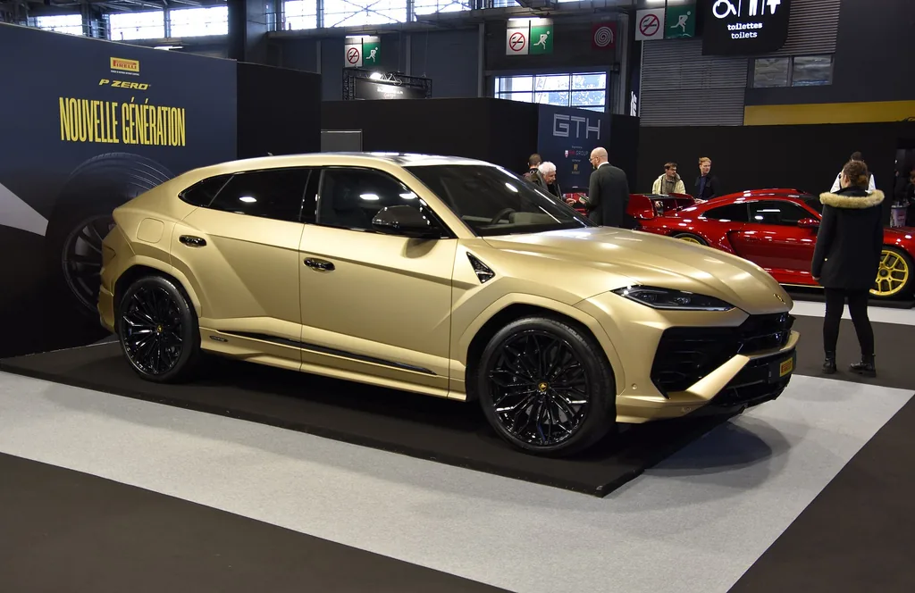 2025 Lamborghini Urus SE - side/front 3/4 exterior (Urus SE, auto show)