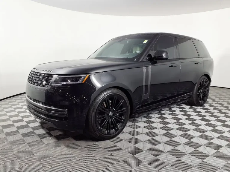 2025 Land Rover Range Rover (L460) - front 3/4, exterior (2025 P530 SE, studio floor)