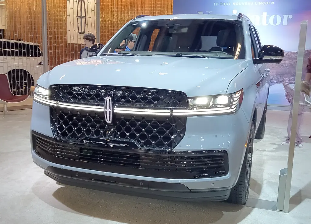 2025 Lincoln Navigator (5th gen) - front exterior, light blue (auto show)